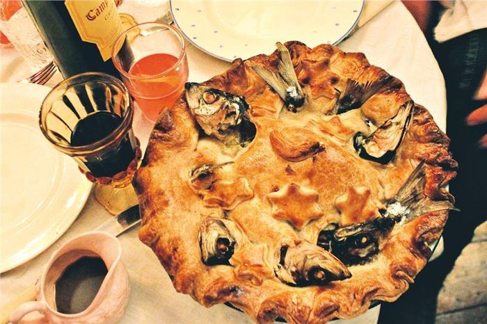 Món ăn có nguồn gốc từ ngôi làng Mousehole ở Cornwall.