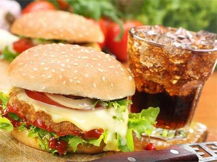 Thực phẩm nhiều cholesterol: Trứng, bơ, pho mát… trong những loại thực phẩm này có chứa quá nhiều cholesterol làm giảm khả năng sinh lý. Một số thực phẩm được chế biến nhiệt lượng cao hoặc chiên rán, nam giới cũng nên tránh xa nhé!