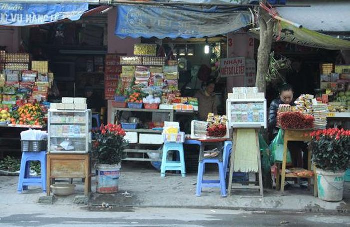 Dịch vụ đổi tiền lẻ vẫn diễn ra ở nhiều tuyến phố, tuy nhiên các "dân buôn" đã đề cao cảnh giác hơn