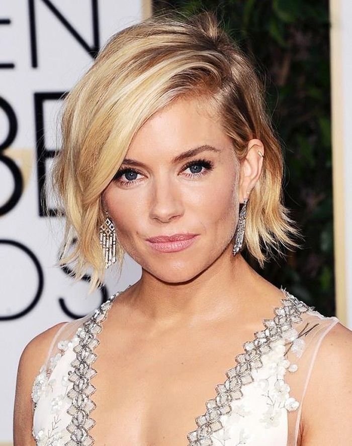 Sienna Miller với kiểu tóc ngắn kết hợp uốn đuôi nhẹ rất trẻ trung và ấn tượng. 