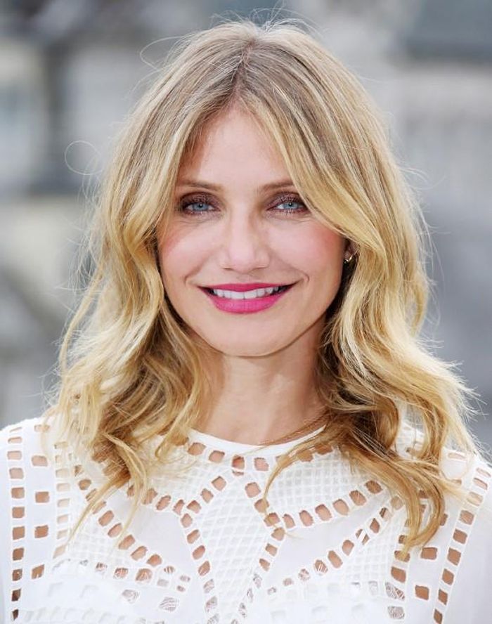 Cameron Diaz tạo độ phồng cho phần tóc trên đỉnh, sau đó uốn sóng lớn giúp tăng volume cho mái tóc. 