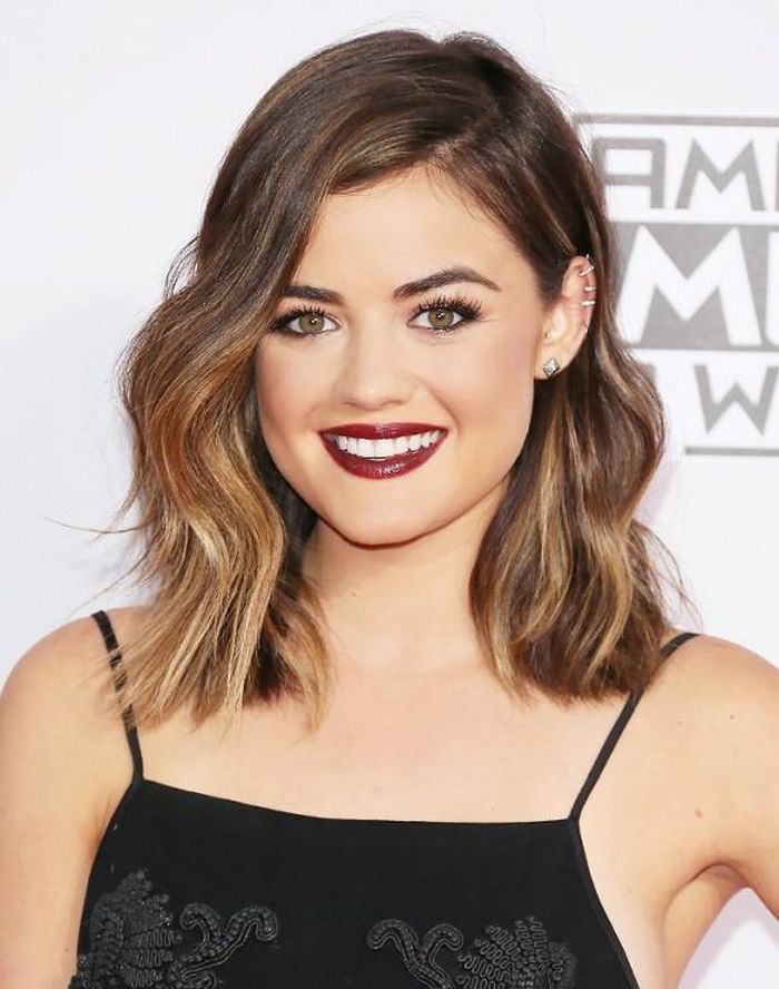 Lucy Hale với lựa chọn tóc ngang vai uốn gợn sóng rất hấp dẫn. 