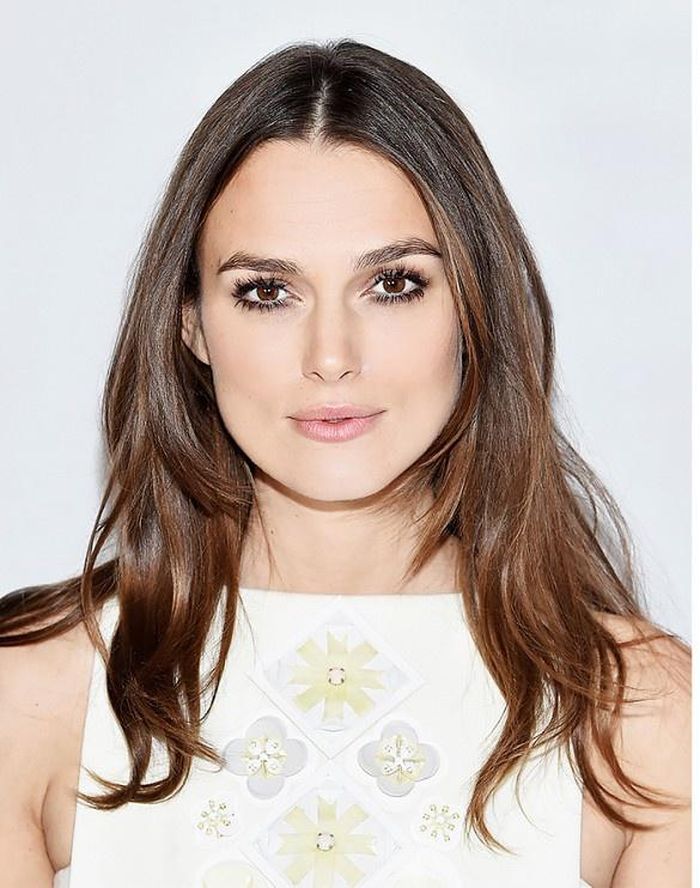 Kiera Knightley gây ấn tượng với các lọn tóc xoăn dài, tạo cảm giác mái tóc dày dặn, nhiều sức sống. 