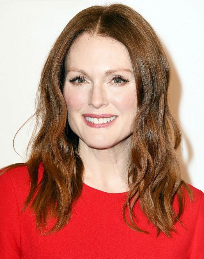 Julianne Moore với kiểu tóc uốn lọn phần đuôi cũng là giải pháp hiệu quả cho tóc mỏng. 