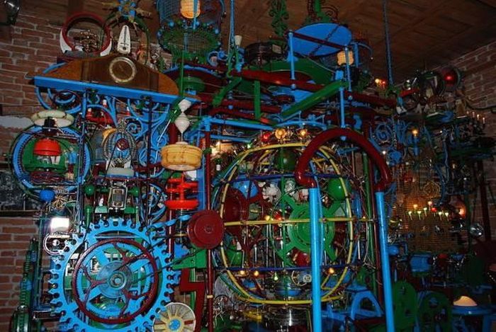 Thế giới máy móc (Weltmaschine) ở Áo. Những thứ máy móc rắc rối này là tác phẩm của ông Franz Gsellmann, một người chưa từng trải qua bất kì trường lớp đào tạo nào về cơ khí hay nghệ thuật.