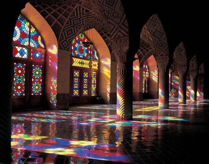 Nhà thờ Hồi giáo Shah Cheragh, Iran. Nhà thờ này còn được gọi là “lăng mộ vua ánh sáng” với các kiến trúc ở bức tường, mái vòm được khảm nhiều loại đá màu óng ánh, ánh sáng từ những ngọn đèn chùm tỏa ra tạo nên một khung cảnh lộng lẫy. Trần nhà thờ được trang trí giống như đang tỏa ra ánh sáng. Đây là một kiệt tác kiến trúc của nghệ thuật khảm đá Ba Tư.