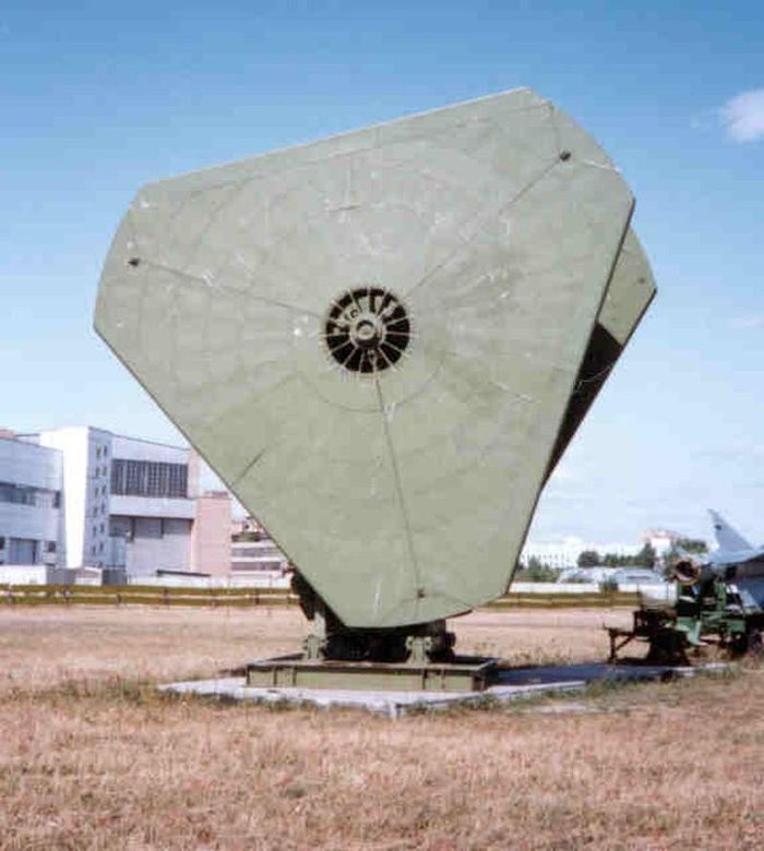 Đài radar điều khiển hỏa lực B-200 Yo Yo của hệ thống S-25.