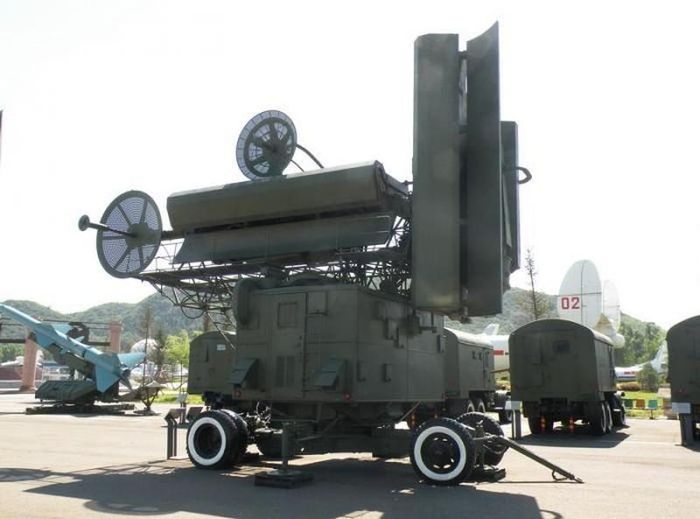 Radar điều khiển hỏa lực RSNA-75 Fan Song A của hệ thống phòng không SA-75 Dvina.