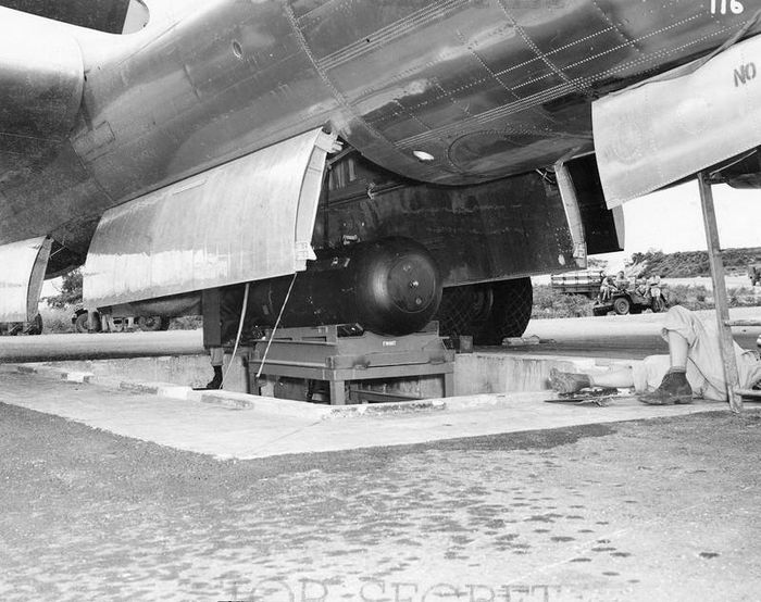 Chiếc máy bay ném bom B-29 “Enola Gay” chuẩn bị lắp quả bom hạt nhân “Little Boy” và khoang chứa bom, chuẩn bị tấn công vào thành phố Hiroshima vào ngày 6/8/1945. Đây là máy bay ném bom đầu tiên ném bom hạt nhân và quả bom “Little Boy” là quả bom hạt nhân đầu tiên được sử dụng trong chiến tranh.