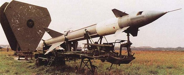 Tên lửa V-300 và đài radar điều khiển hỏa lực B-200.