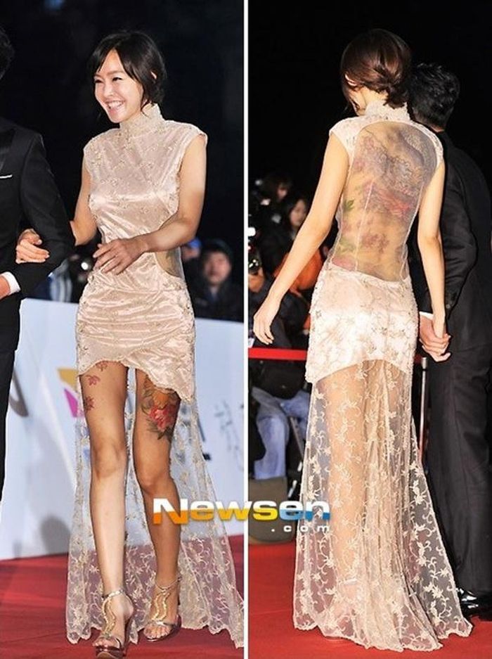 Nữ diễn viên trẻ Kim Sun Young diện váy phô diễn chân và lưng chi chít hình xăm tại giải Rồng Xanh. 