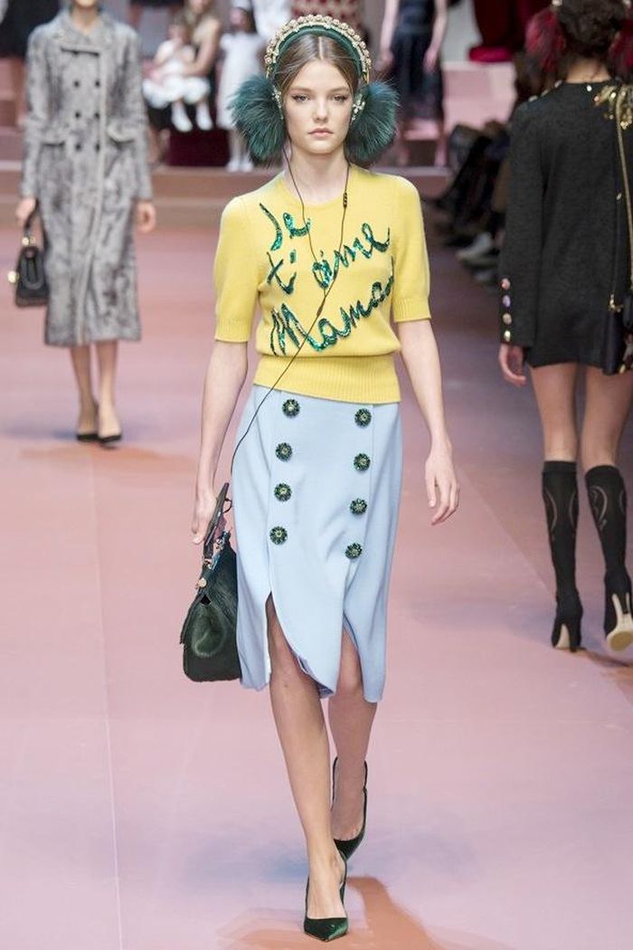  Bên cạnh đó, Dolce&amp;Gabbana cũng gợi ý những cách mix chân váy và áo thú vị. 