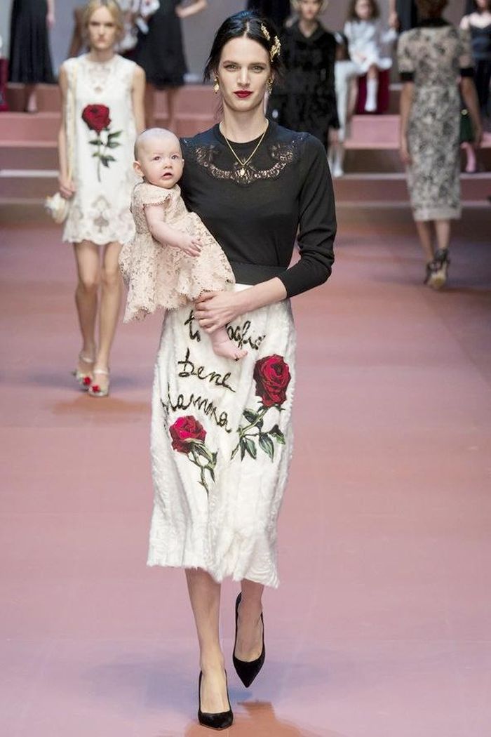 Stefano Gabbana chia sẻ: "Thật là tuyệt vời khi chúng ta thể hiện tình mẫu tử ngay trên sàn diễn thời trang. Tôi và Domenico đã bàn luận về điều này từ khá lâu và cuối cùng chúng tôi đã quyết định. Chúng tôi muốn tôn vinh tình cảm gia đình, để mọi người đều hiểu thứ tình cảm ấy thiêng liêng, cao quý đến mức nào". 