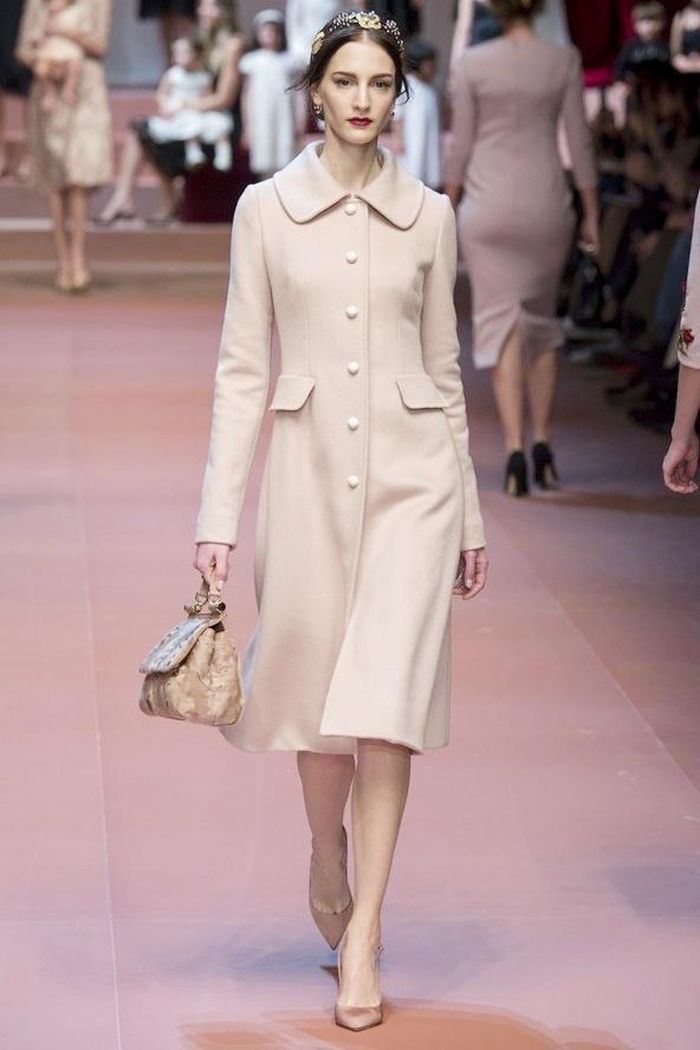  Flare coat (áo choàng dáng xòe) cũng là nét đặc trưng của nhà mốt này. 