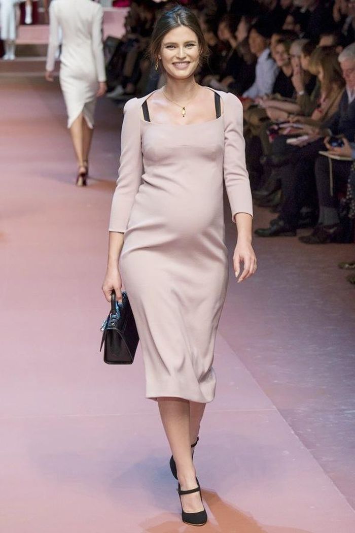 Không chỉ gây chú ý với dàn mẫu nhí, Dolce&amp;Gabbana còn mang cả bà bầu lên sàn diễn. Bianca Balti nhận được tràng pháo tay cổ vũ nồng nhiệt của khán giả khi xuất hiện. 
