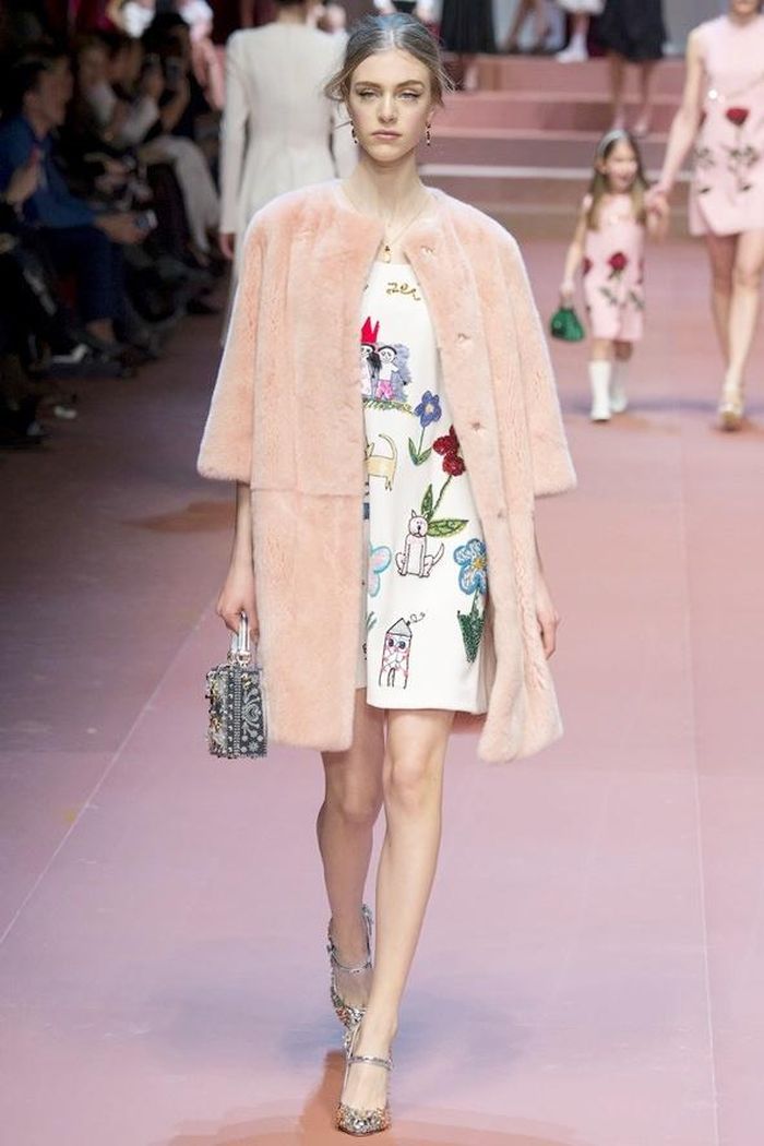  Cô gái của Dolce&amp;Gabbana thanh lịch, sang trọng, nhưng vẫn trẻ trung, tinh nghịch. 