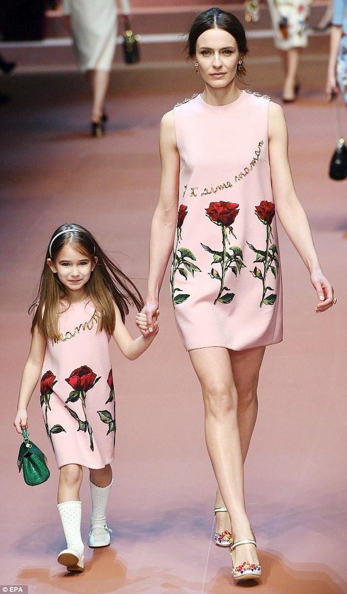 Cặp mẫu "mẹ con" xuất hiện ấn tượng trên sàn catwalk trong bộ đầm dáng suông, in họa tiết hoa hồng. Ảnh: EPA. 