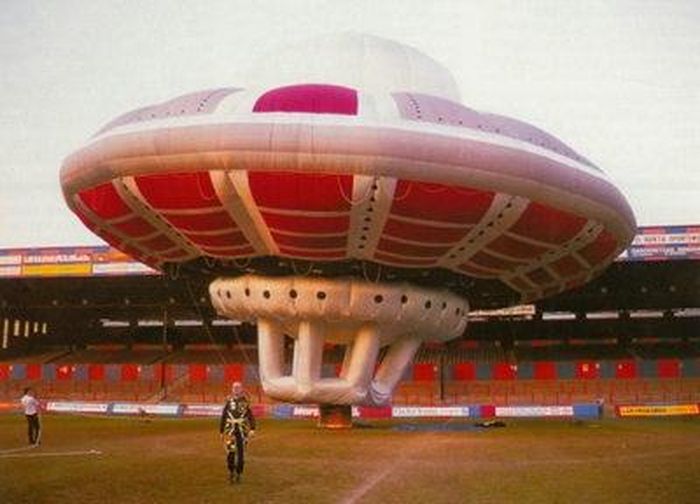 Ông chủ hãng hàng không Virgin Records đã tạo UFO giả để "lừa" mọi người trong ngày Cá tháng 4. Ảnh: Hoaxes.org