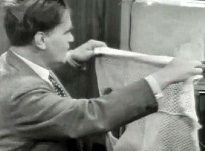 Chuyên gia kỹ thuật Kjell Stensson hướng dẫn khán giả "biến" TV đen trắng thành TV màu. Ảnh: blog.sciencenet.cn