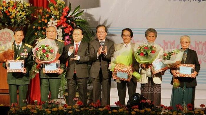 Các đồng chí Ngô Văn Dụ, Nguyễn Xuân Tiến tặng quà các Bà mẹ Việt Nam Anh hùng, Anh hùng Lực lượng vũ trang nhân dân.