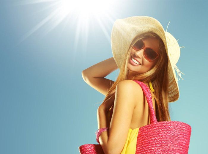 Đeo kính râm. Bạn có biết vùng da quanh mắt mỏng hơn 7 lần nhiều so với các vị trí khác, do đó nó cực kỳ nhạy cảm, đặc biệt là dưới tác động của ánh nắng mặt trời. Do vậy, việc đep kính râm là việc cần thiết giúp bạn bảo vệ vùng da dưới mắt.