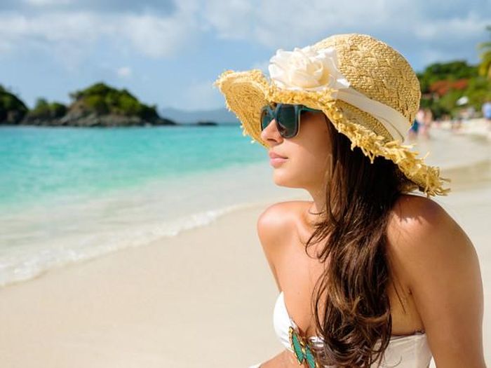 Đội mũ vào mùa hè. Một chiếc mũ có vành là người bạn tốt nhất của bạn khi nhiệt độ tăng cao. Vành mũ giúp bảo vệ da mặt khỏi nhiệt độ gây mồ hôi cũng như các tia UV gây hại cho da.