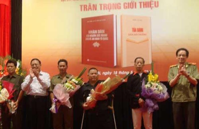 Đại diện gương điển hình tiên tiến trong cuốn sách “Tỏa sáng giữa đời thường” tại Lễ ra mắt.