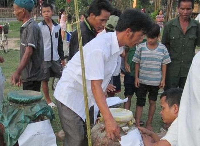 Những hũ rượu được nhà người chồng chuẩn bị đưa đến nhà người vợ để làm lễ "Râng".
