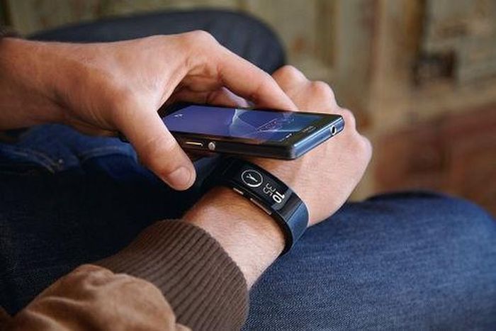 Chiếc vòng Smartband Talk này có thể kết nối với các smarthphone cực kỳ dễ dàng