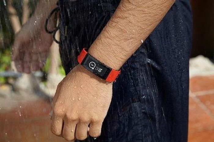 Smartband Talk có khả năng chống bụi chống nước cực tốt.