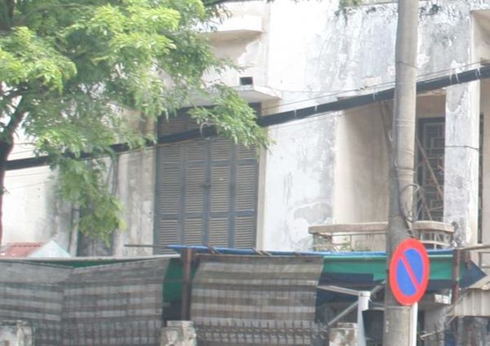 Hiện ngôi nhà đang bỏ không chỉ có 1 bảo vệ trông coi