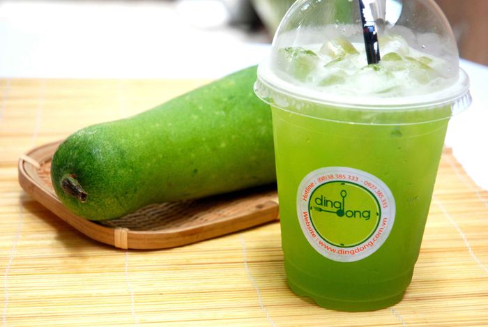 Nước ép bí đao. Nước ép bí đao giúp giải nhiệt, tiêu độc, lợi niệu, trừ phù, dùng giải khát trong mùa hè rất tốt, có tác dụng chống cảm nắng, cảm nóng, mụn nhọt, lở ngứa, rôm sảy…Y học cổ truyền bí đao vị ngọt nhạt, tính mát, có công dụng giải nhiệt làm tan đờm, làm mát ruột và hết khát, lợi tiểu, làm hết phù, giải độc, giảm béo. Phụ huynh có thể tự làm tại nhà và mang đến trường cho con uống trước hoặc sau khi kết thúc bài thi.