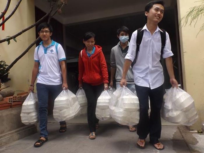 Các TNV đưa cơm đi phát.