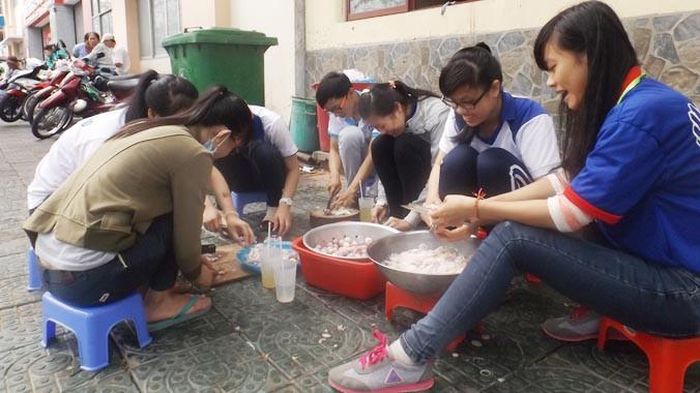 Tình nguyện viên phụ nhặt rau.