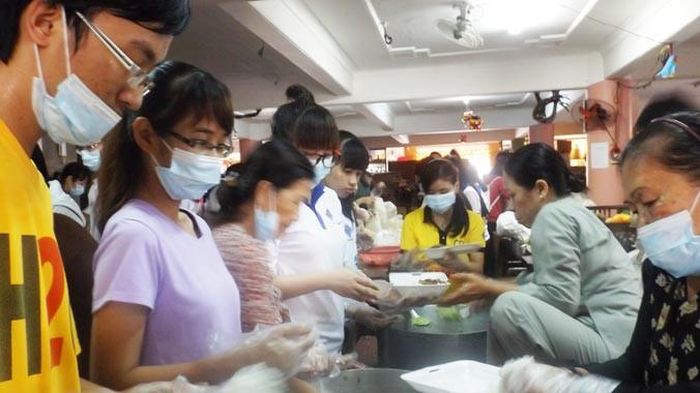 Mọi người đang đóng cơm vào hộp