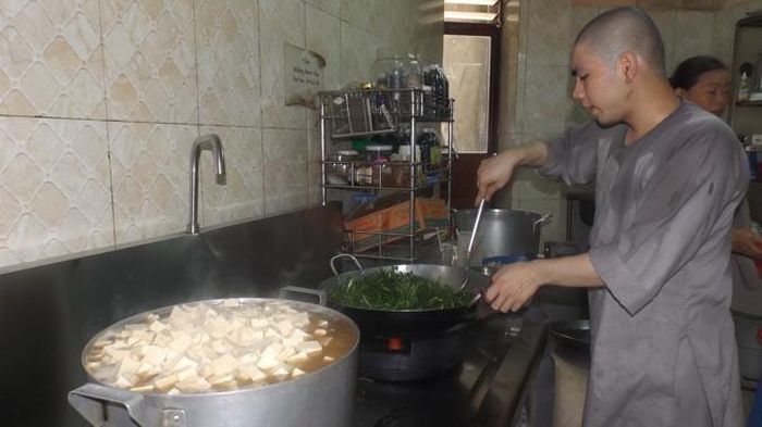 Sư thầy đang nấu ăn.