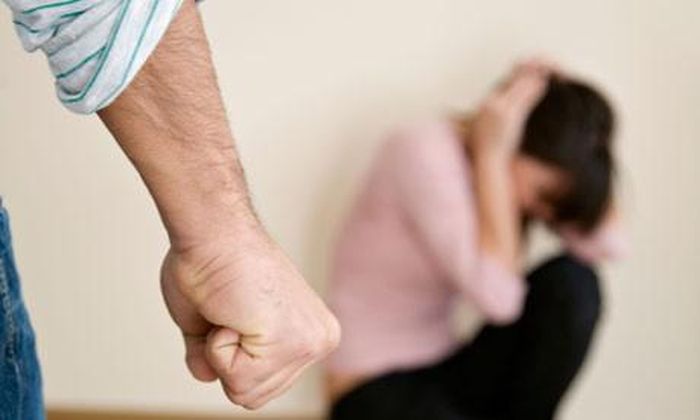 Sẵn sàng "thượng cẳng chân, hạ cẳng tay" với bạn. Hoặc nếu anh ta sẵn sàng "thượng cẳng chân hạ cẳng tay" với bạn vì những lý do không đâu, không phải lỗi của bạn... thì càng chứng tỏ anh ta là người không cần phân biệt đúng sai, không suy nghĩ và tôn trọng cũng như yêu thương bạn. Vậy nên, bạn cần tránh xa anh chàng này. Đừng cố gắng dùng tình yêu để bao che cho hành động sai trái của người yêu bởi rõ ràng, anh ta không hề xứng đáng với tình yêu mà bạn trao gửi.