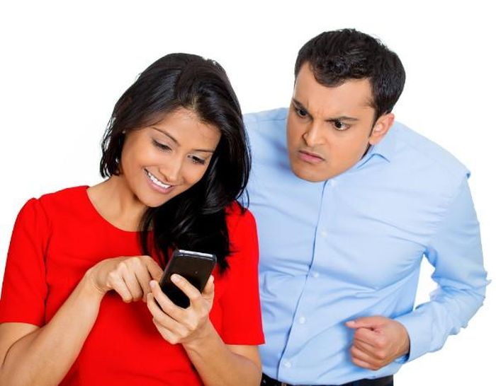 Anh ta thích kiểm soát, sở hữu bạn cho riêng mình, cấm bạn giao du, chơi bời với bạn bè. Hay ghen tuông vô cớ thậm chí cả với những người bạn thân của bạn. Luôn kiểm soát tin nhắn, lịch làm việc của bạn 24/24.