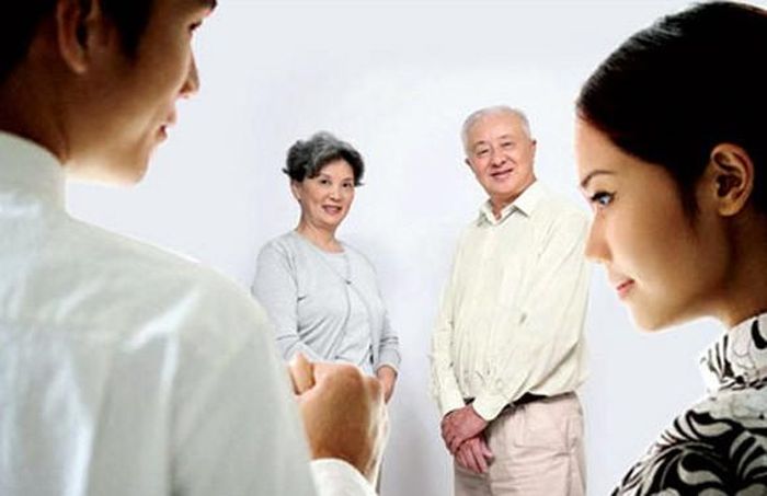Mọi quyết định của anh ấy phụ thuộc vào người khác. Anh chàng của bạn chưa bao giờ là chính mình. Lúc nào chàng cũng đặt ý kiến của tất cả mọi người lên trên hoặc răm rắp nghe theo yêu cầu của bố mẹ mà không cần biết đúng hay sai. Một anh chàng phụ thuộc quá nhiều vào quyết định của người khác sẽ không bao giờ mang lại hạnh phúc cho bạn.