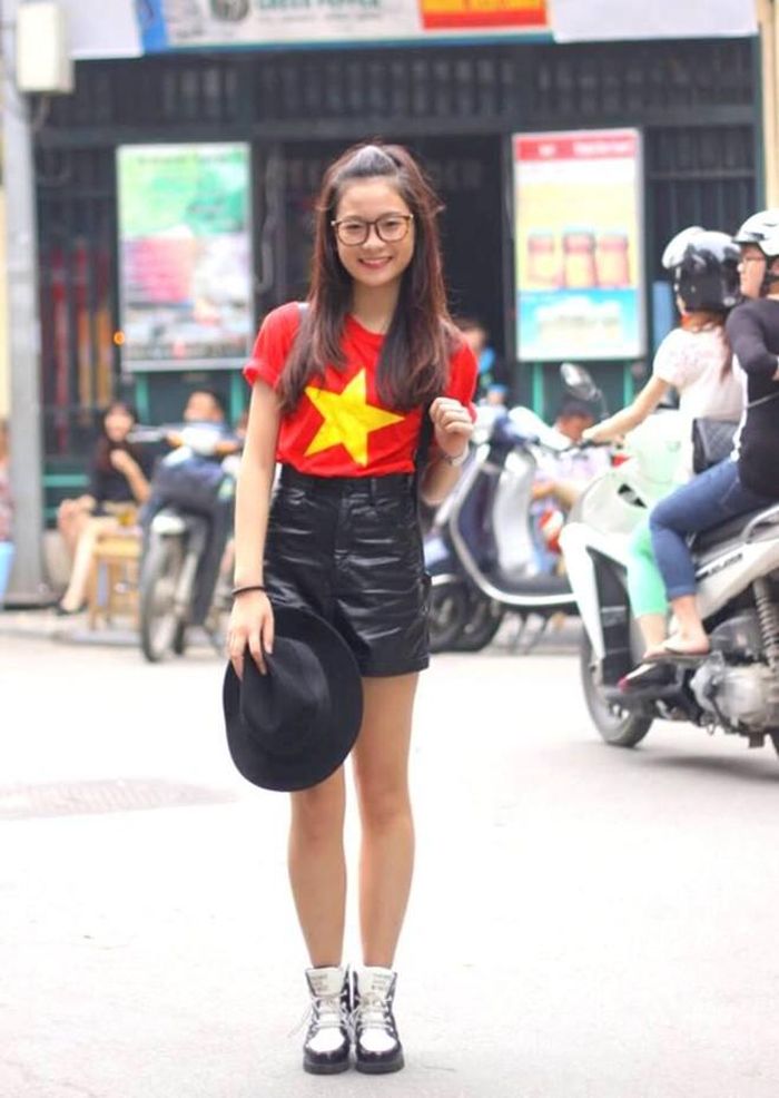 Mới 16 tuổi nhưng kiện tướng dance sport Phan Nguyễn Quỳnh Hương đã nổi bật với số đo 1,67m. Nhờ chăm chỉ luyện tập thể thao, 9X có dáng vóc khỏe khoắn và năng động.