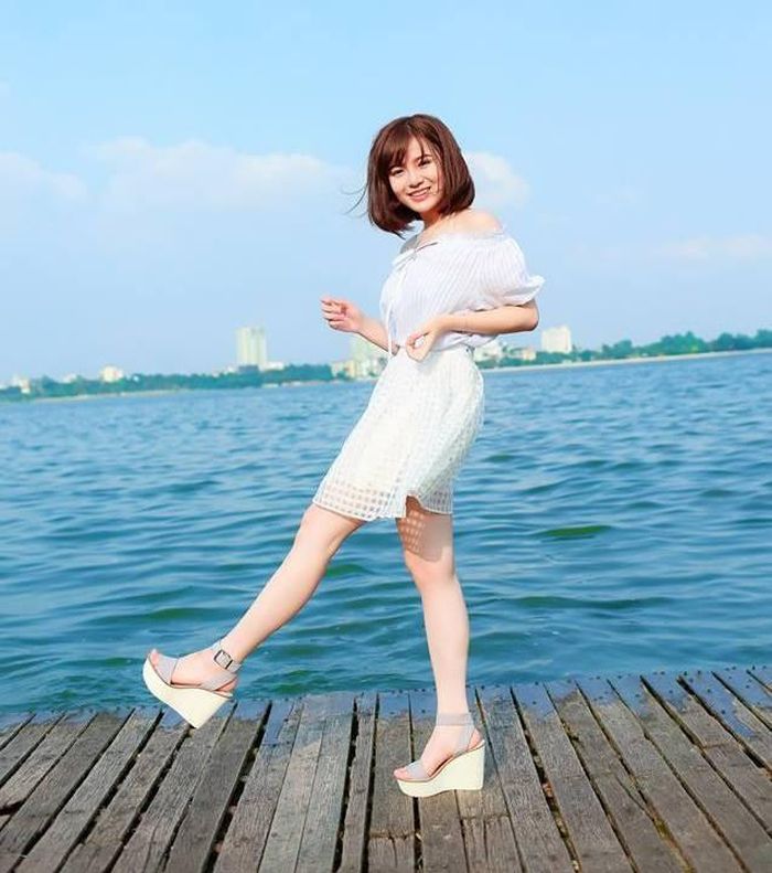 Nguyễn Tú Linh sở hữu thân hình nhỏ nhắn với chiều cao 1,6m. Hot girl Việt gây chú ý nhờ vẻ ngoài xinh đẹp, rạng ngời trên đất Pháp. Mới đây, nữ du học sinh khá nổi tiếng với hình ảnh cổ động viên đội tuyển M.U trong chương trình bình luận bóng đá trực tiếp trên sóng truyền hình.