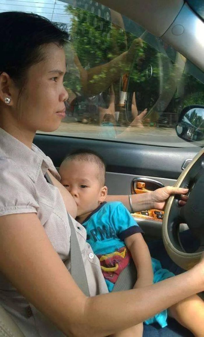 Cho con bú khi lái xe.