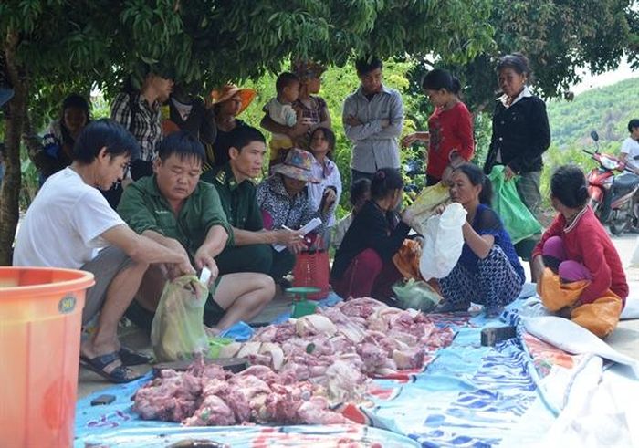 Cán bộ, chiến sỹ Đồn BP Bản Giàng chia đều thực phẩm cho 38 hộ dân.
