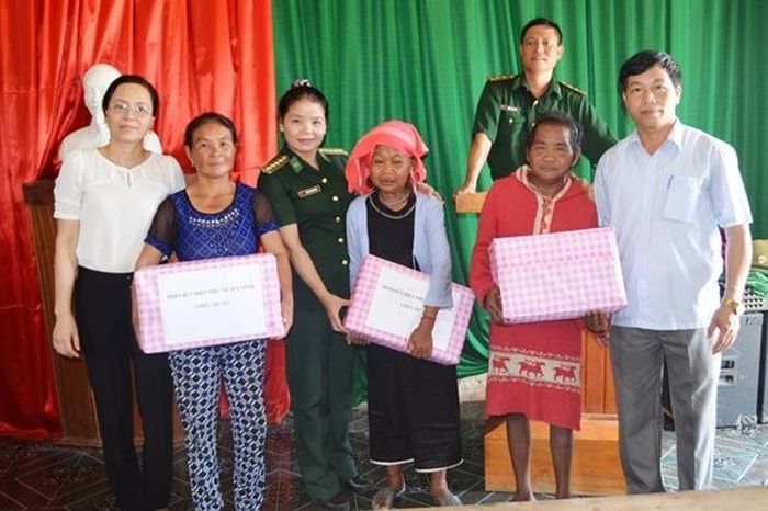 Hội Phụ nữ BĐBP Hà Tĩnh, Hội Liên hiệp Phụ nữ tỉnh và chính quyền địa phương trao quà chúc Tết bà con.