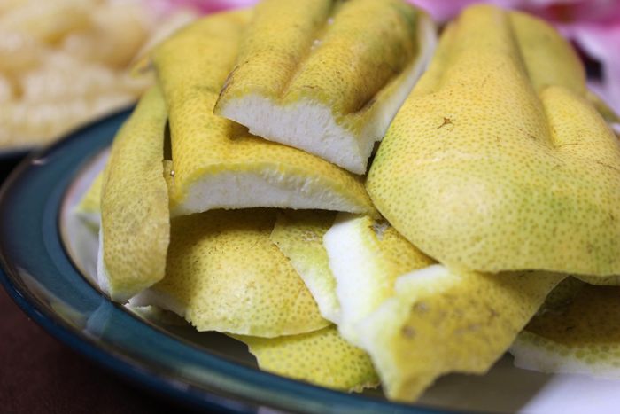 Một số nơi đặt sẵn ở cửa ra vào một lò than đốt vỏ bưởi và quả bồ kết để trừ uế khí. Xét về tính năng, hơi nóng của than và mùi khói bưởi, bồ kết có thể hỗ trợ sát khuẩn môi trường, giúp thân nhiệt người đến dự đám tang ổn định, khả năng nhiễm khuẩn vì vậy ít đi.