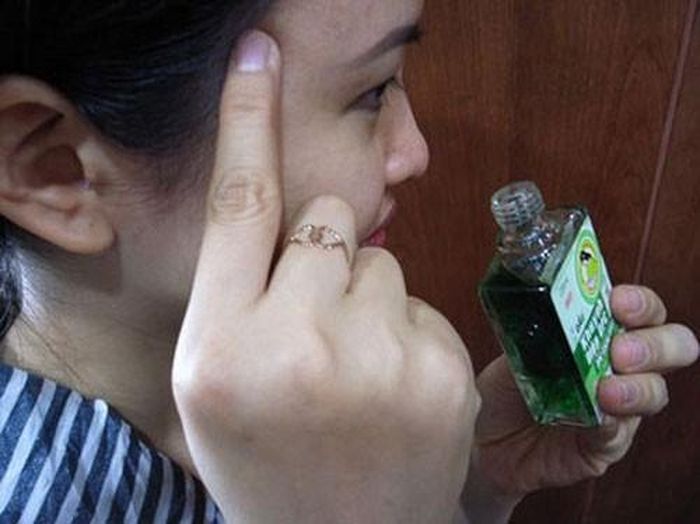 Nhiều người trước khi đi đám cũng thường hay bôi dầu lên cơ thể. Dầu có tác dụng làm nóng cơ thể, giúp bảo vệ khỏi vi khuẩn phát tán trong không khí.