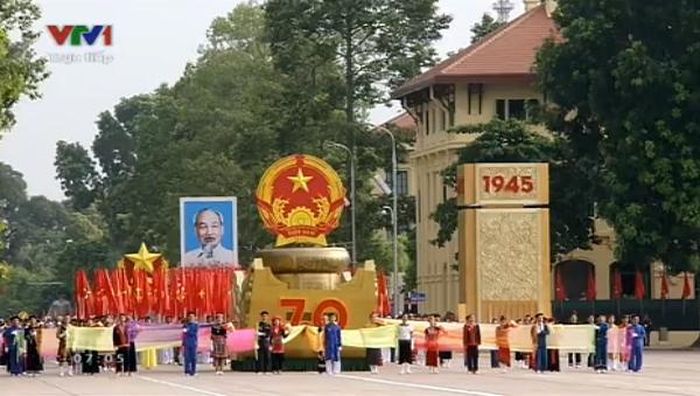 Lễ chào cờ khởi đầu Lễ Kỷ niệm 70 Cách mạng tháng Tám (19/8/1945 - 19/8/1945), 70 năm Quốc khánh (2/9/1945 - 2/9/2015).