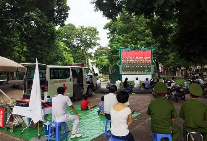 Người dân theo dõi diễu binh, diễu hành qua màn hình LED. Ảnh: Bích Thủy.