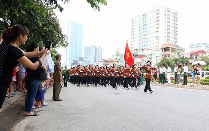 Khối nữ dân quân trên phố Liễu Giai. Ảnh: Trần Ngọc.