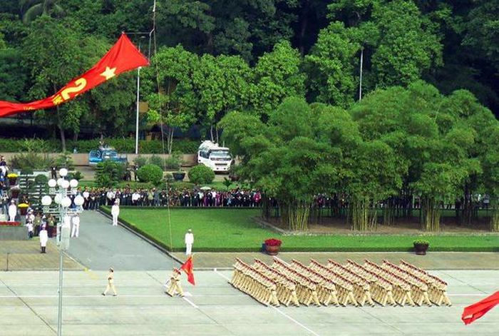 Khối nữ CSGT diễu binh qua lễ đài.
